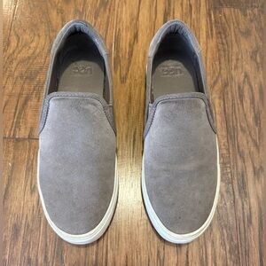 Women’s UGG Jass Slip-On Suede Sneakers, Gray/Taupe
Sz 7